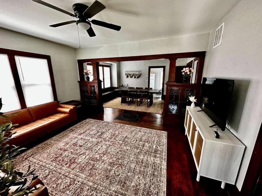 Mrs. Hughes Cottage - 2 Bedroom House W/ Parking Hamilton Dış mekan fotoğraf