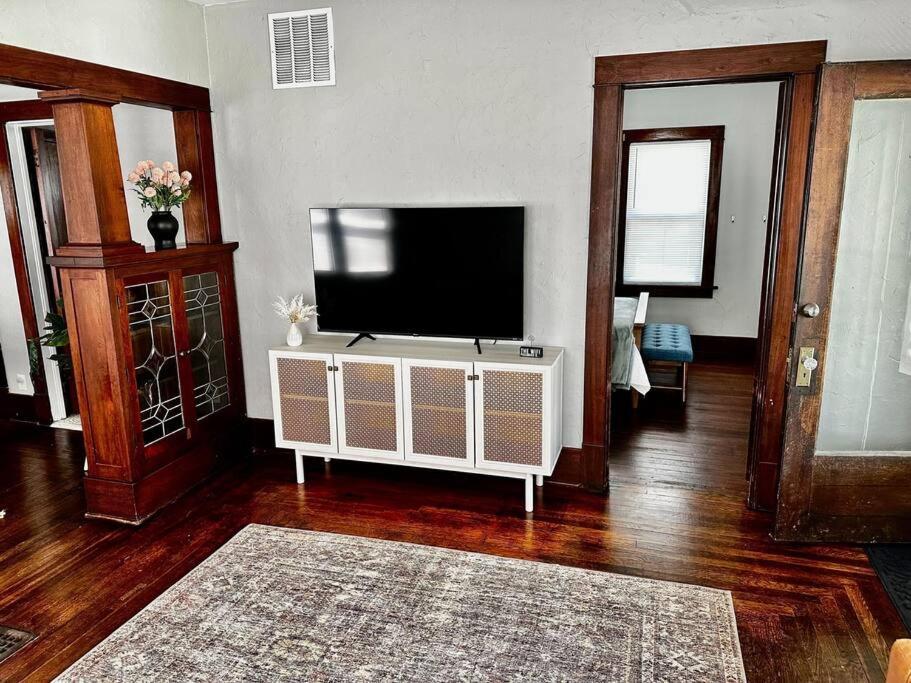 Mrs. Hughes Cottage - 2 Bedroom House W/ Parking Hamilton Dış mekan fotoğraf