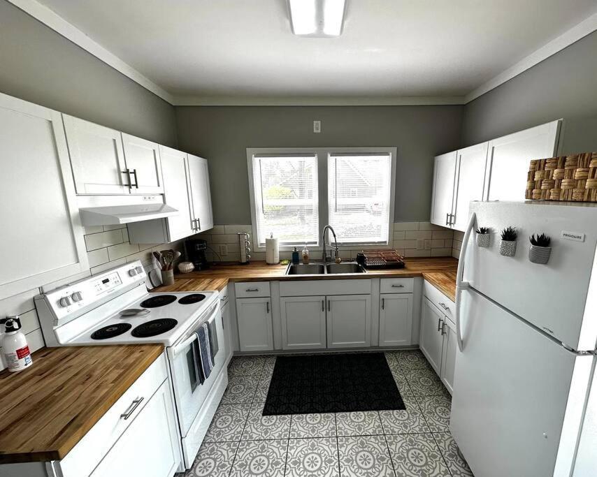 Mrs. Hughes Cottage - 2 Bedroom House W/ Parking Hamilton Dış mekan fotoğraf
